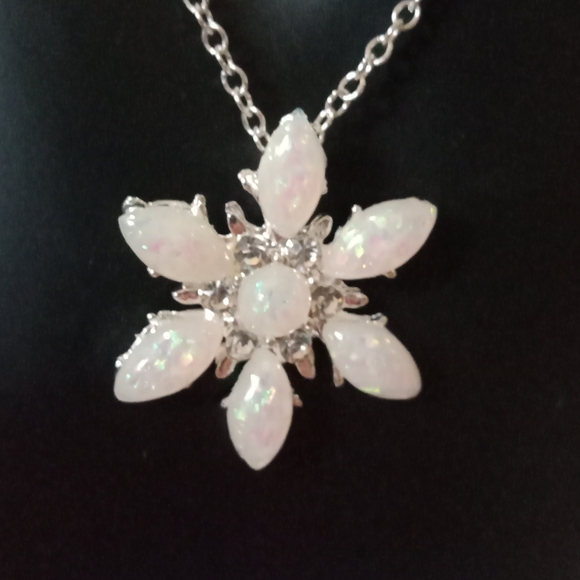 White Poinsettia Necklace - Picture 2 of 3